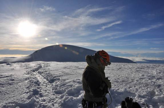 Meu guia descansa no alto de Ventemilla. Atrás, o Whymper, o ponto mais alto do Chimborazo (Equador)